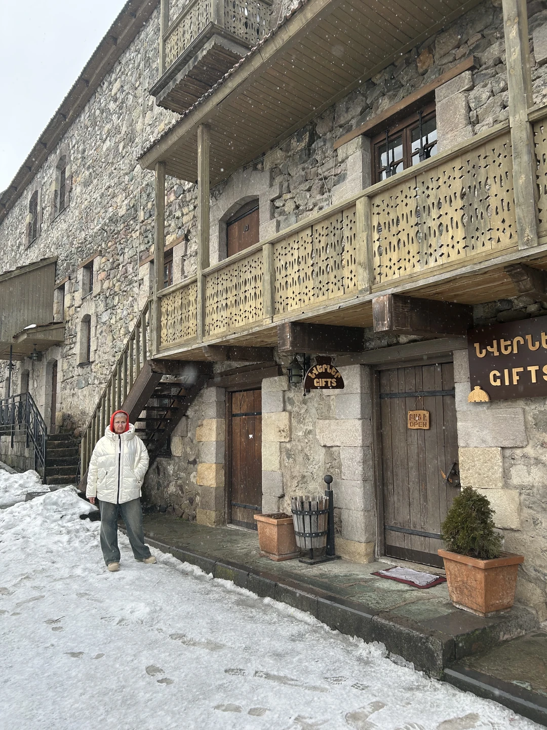 Нам все очень понравилось. Отличный гид. Водитель вез очень хорошо. Транспорт тёплый и удобный