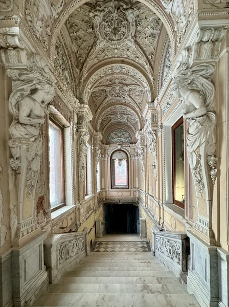 экскурсия подробная, познавательная, однако цена несколько завышена (с учетом обстоятельств). интересно было увидеть вживую интерьер из