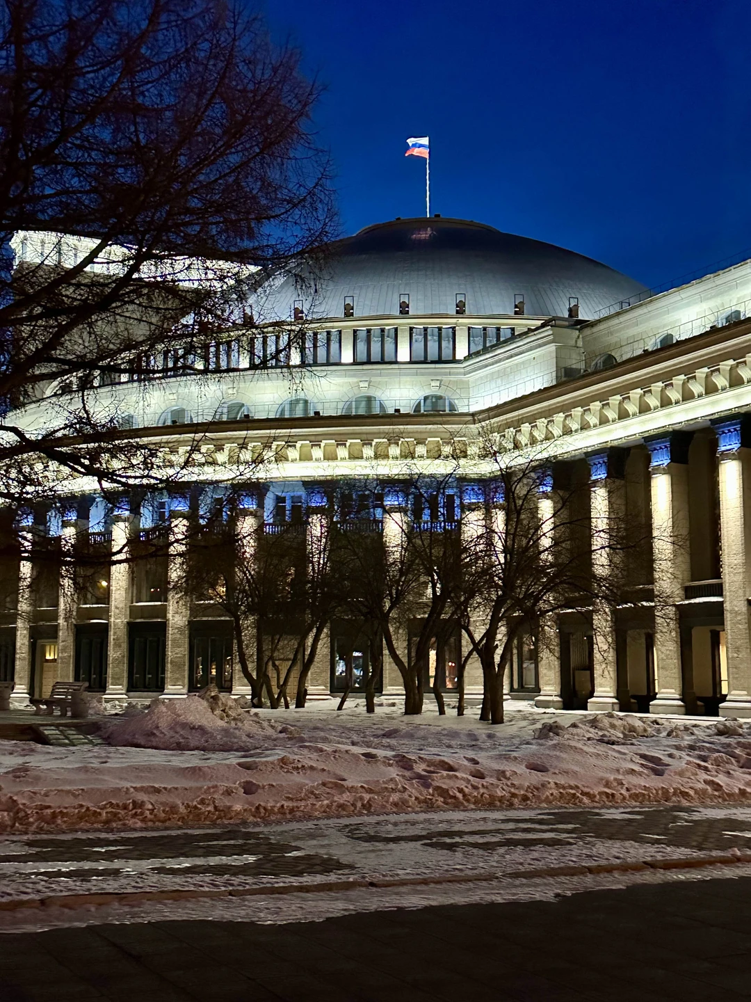 Летели из Иркутска с пересадкой в Новосибирске. Шесть часов в бизнес зале сидеть не хотелось совершенно