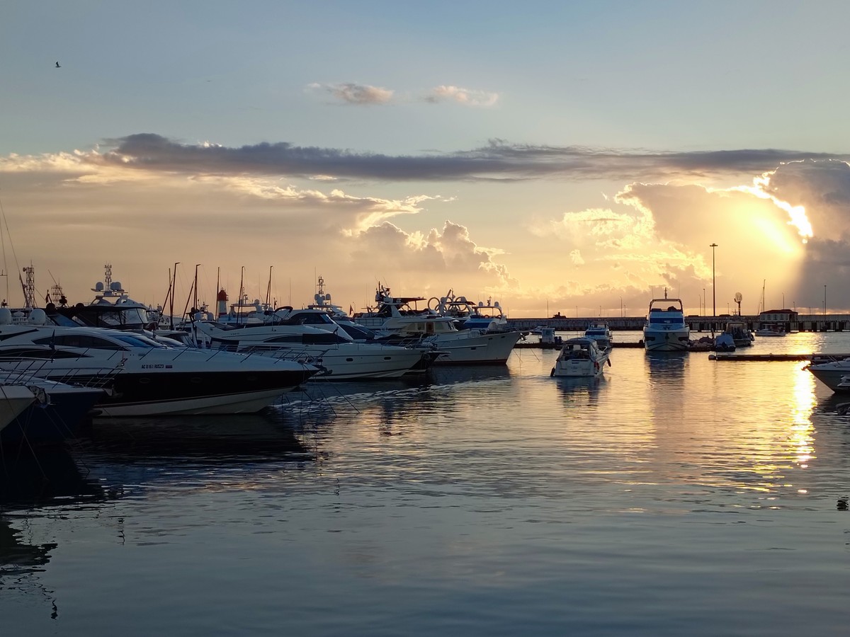 Ночная прогулка на яхте - вдоль берега Сочи