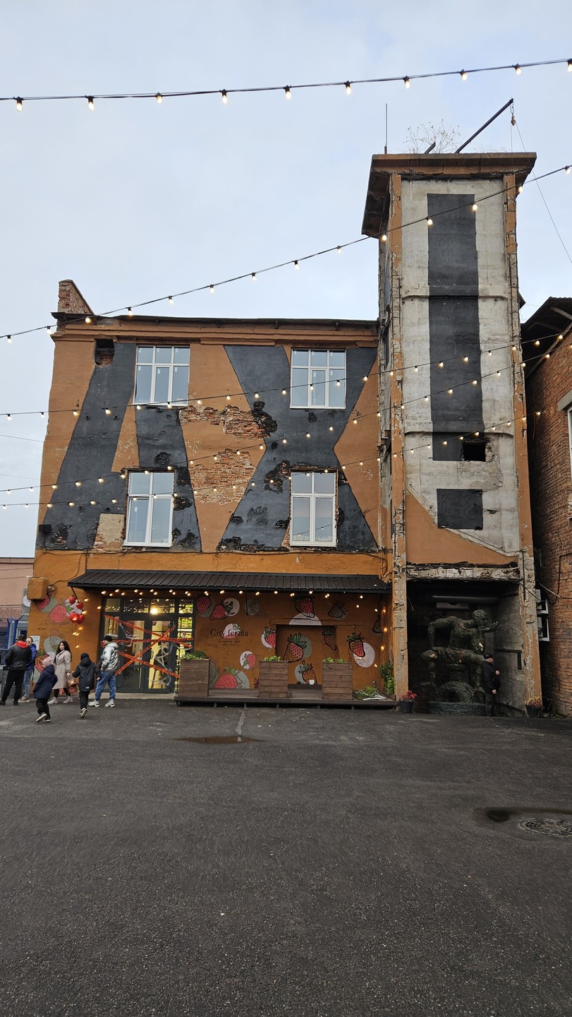 Познавательная экскурсия вдали от центра по бывшим рабочим окраинам города. Анна рассказывает бодро и интересно историю