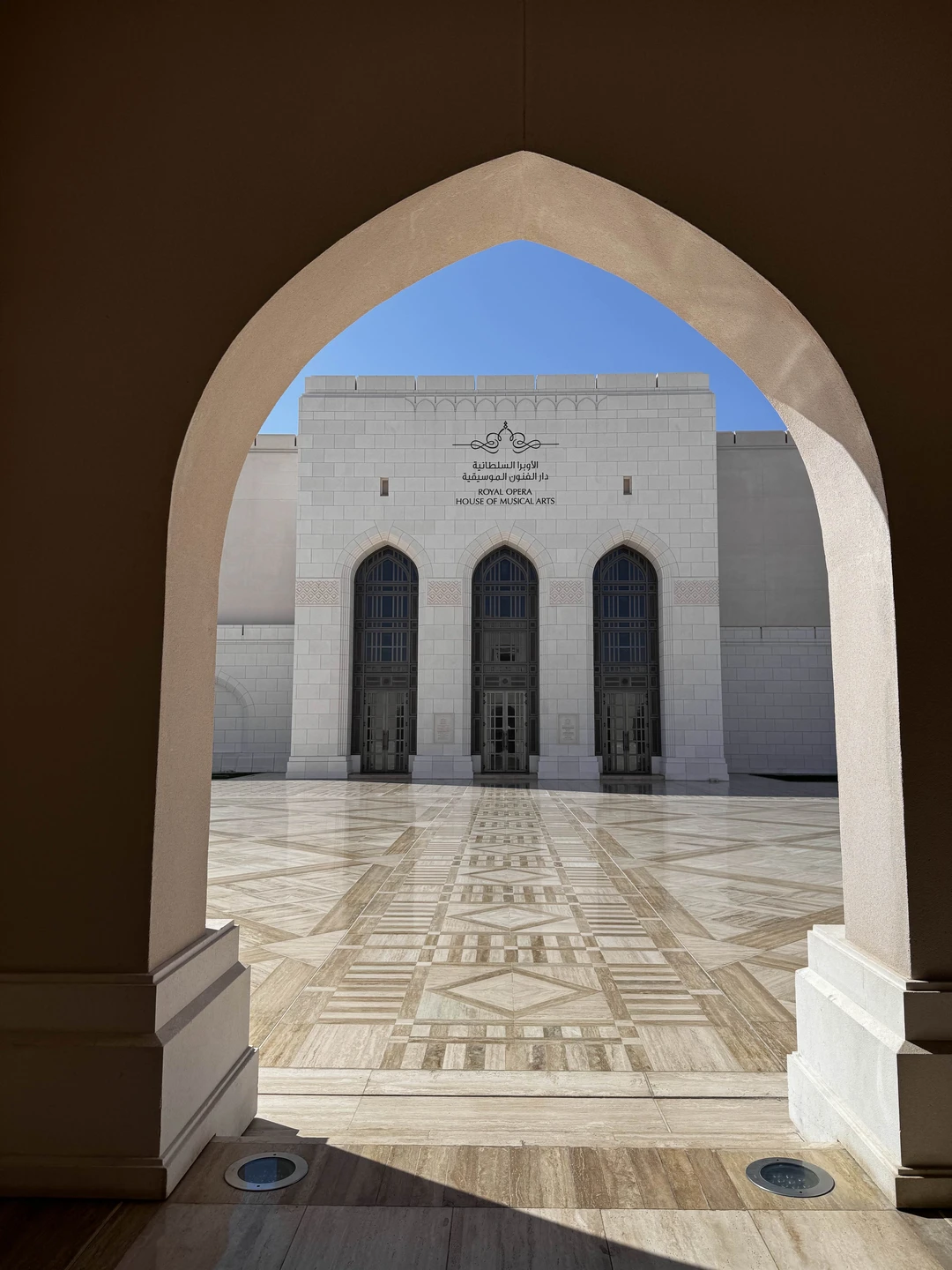 Встретили прямо в аэропорту, поехали рано утром по маршруту практически без людей! Гид Амаль легко и