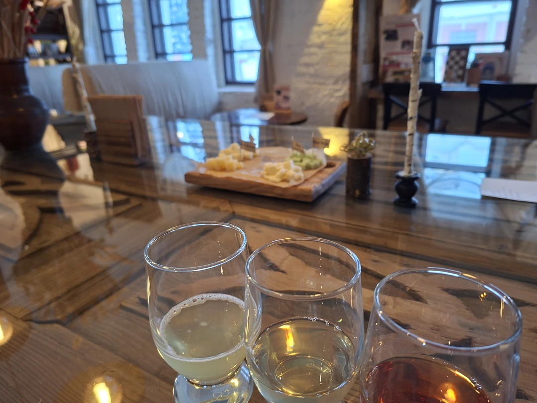 Целенаправленно искала экскурсию об истории медовухи)). С удовольствием прослушали лекцию-сказ в исполнении Елены)). Дегустация была очень