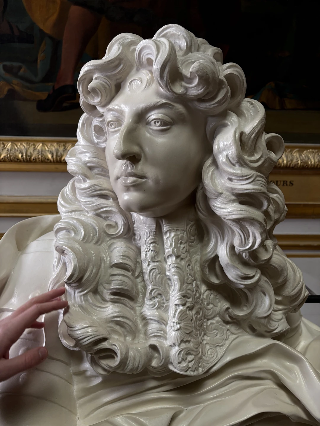 Очень хороший вариант для туристов: с комфортом добраться до Версаля, по пути слушая интересную информацию о