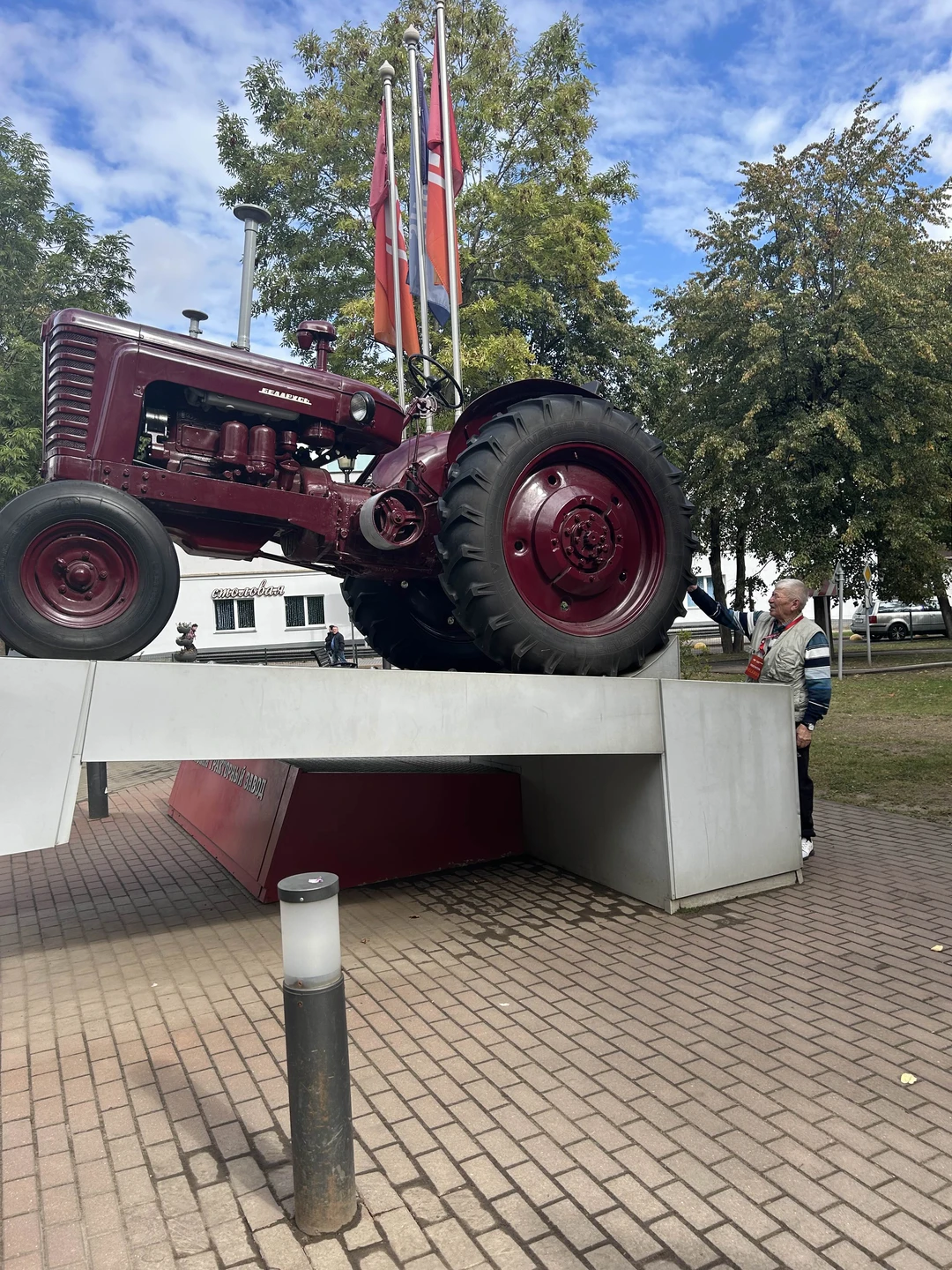 Прекрасно! Экскурсия по тракторному заводу отличная!