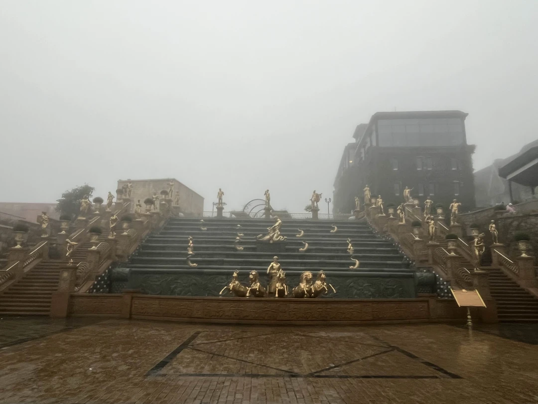 Мы попали в тайфун и поэтому данная экскурсия не особо удалась. Золотой мост был закрыт и