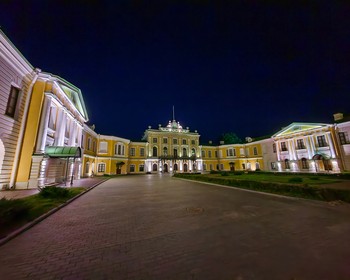 Старый город, центр и набережная, Путевой дворец