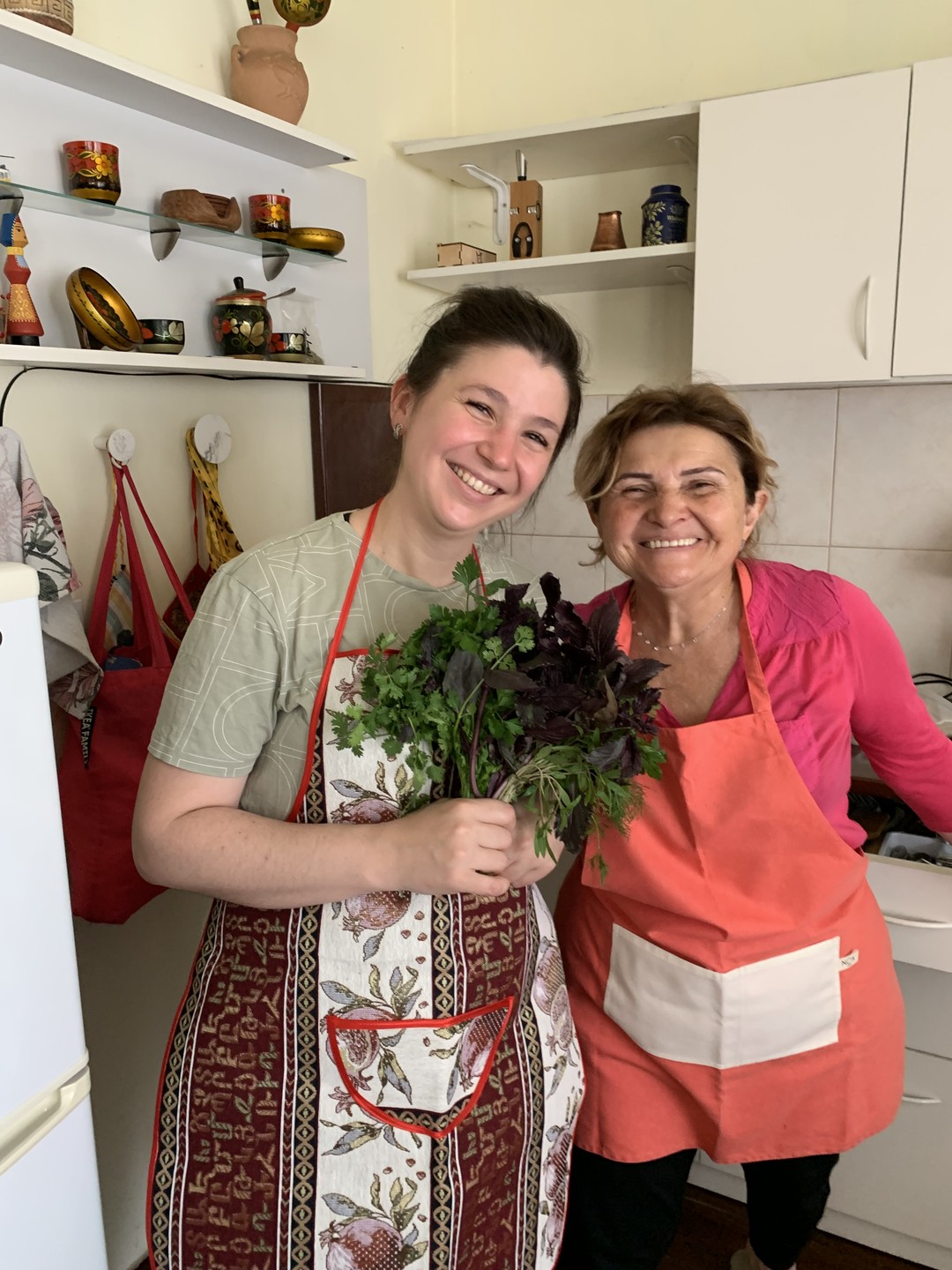 Побывали в увлекательном кулинарном путешествии в гостеприимной армянской семье Анаит. Готовили долму и выпекали гату. Потом