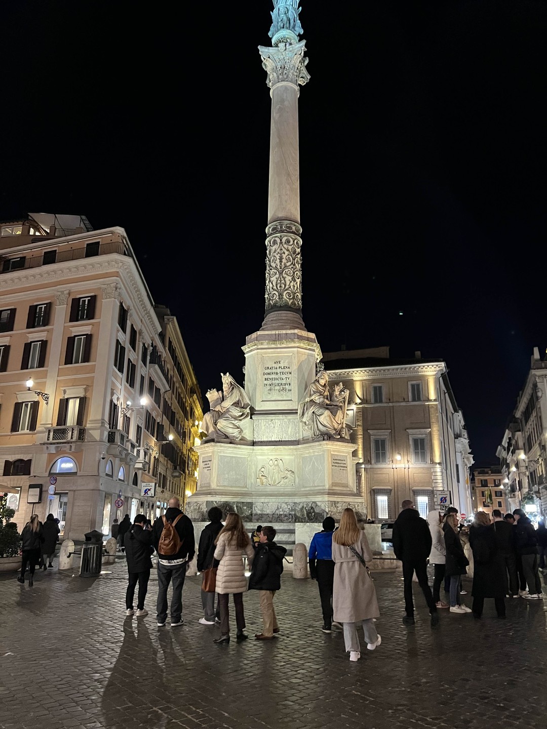 Интересная экскурсия по ночному Риму. Все было украшено перед Рождеством и Новым годом. Особенно поразила Испанская