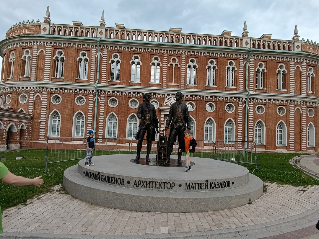 Забронировали экскурсию в тот же день, 12.06.2025, около 9 утра. Нам назначили место и время встречи