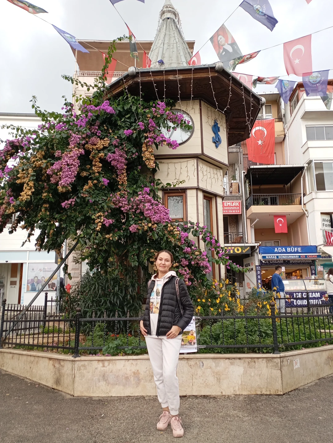 Наш гид, приятная девушка Луиза! Достаточно интересно и просто рассказала исторических локациях "Принцевых островов", дала некоторые