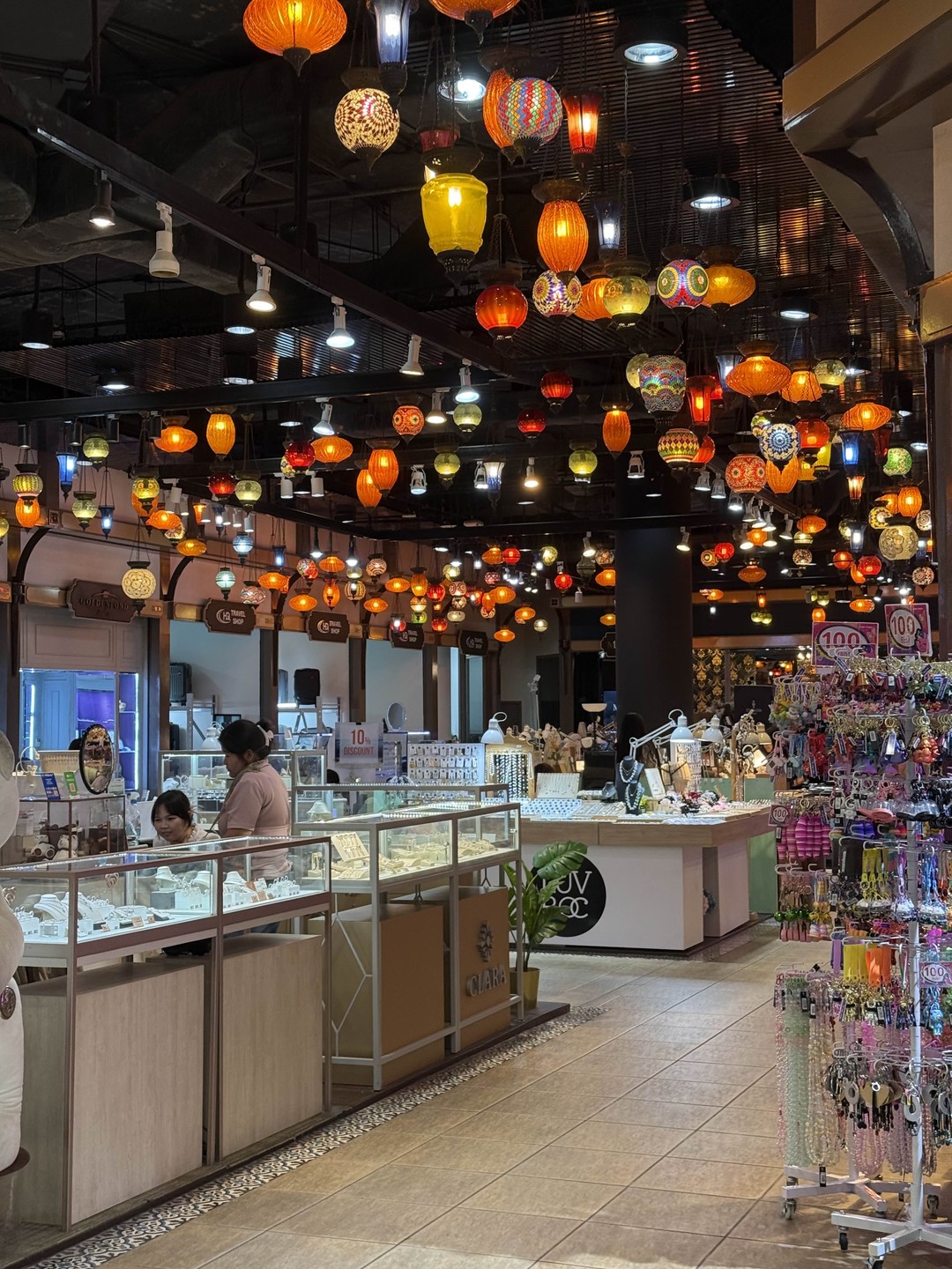 Отличная экскурсия для знакомства с таким многогранным и немного пугающим неопытных путешественников городом, как Бангкок. Как