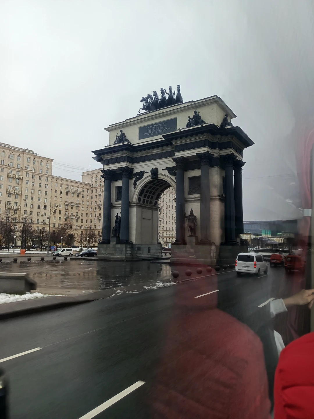 Три часа на автобусе - и вы знакомы с Москвой (Балашова)