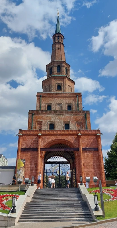 Пройти между крестом и полумесяцем: экскурсия по Казанскому кремлю