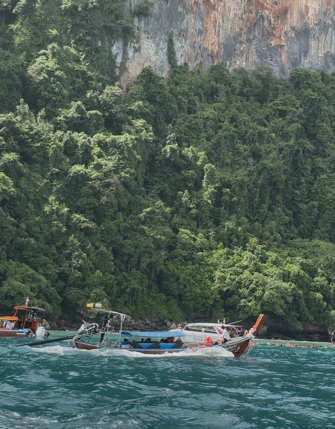 Были на этой экскурсии в начале ноября, когда на Кате были дожди и волны, а тут
