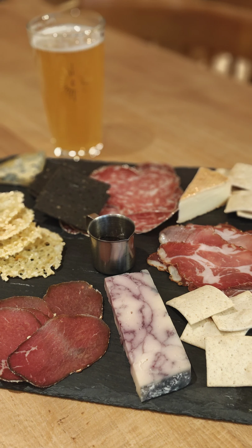 Экскурсия оставила исключительно приятные впечатления. С самого начала было ощущение, будто мы знакомы уже давно —