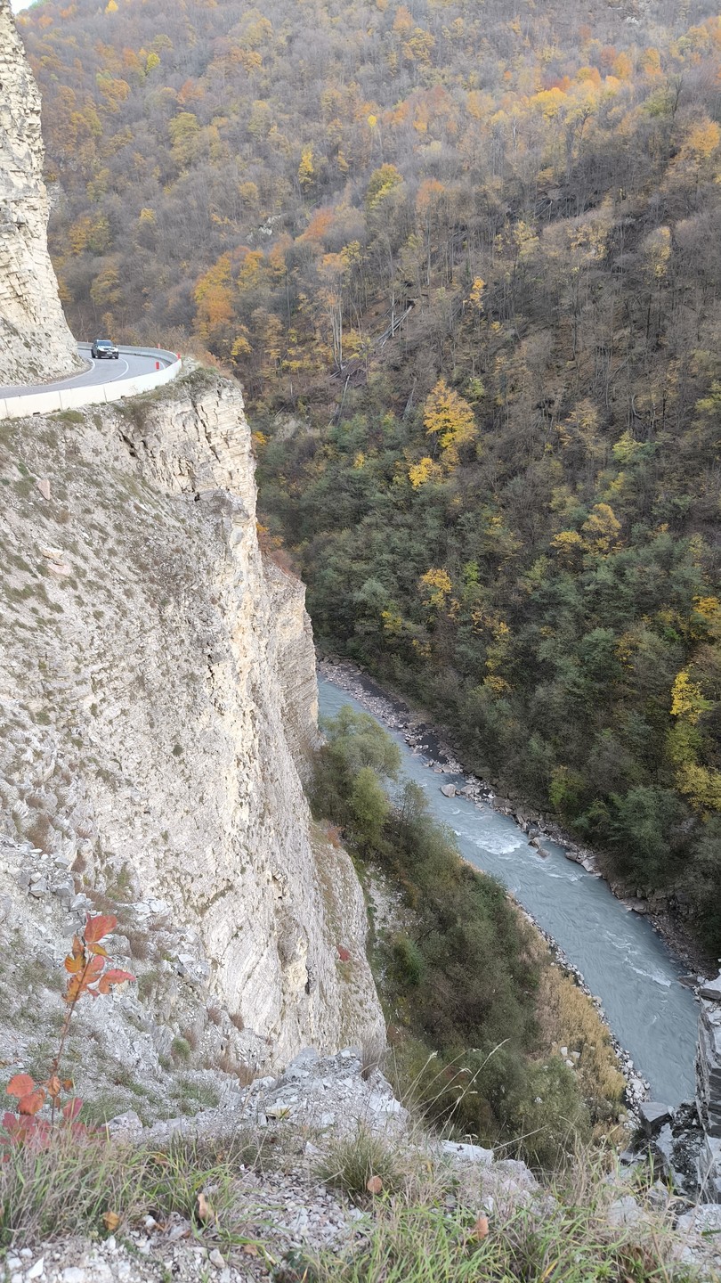 Ездили на экскурсию с Артуром. Невероятно красивые места, сам Артур очень хорошо знает историю своего края