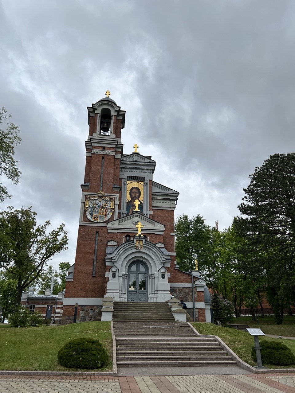 15.05.25 ездили к замкам, погода подвела и сильно (ВЕТЕР+ДОЖДИК), но общее впечатление от исторических мест это