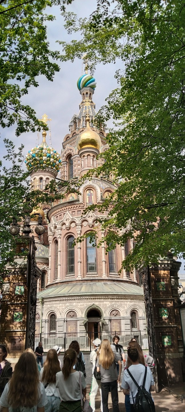 Отличная аудиоэкскурсия для самостоятельного посещения храма Спаса на Крови. Аудиоэкскурсия поделена на части которые включаются автоматически