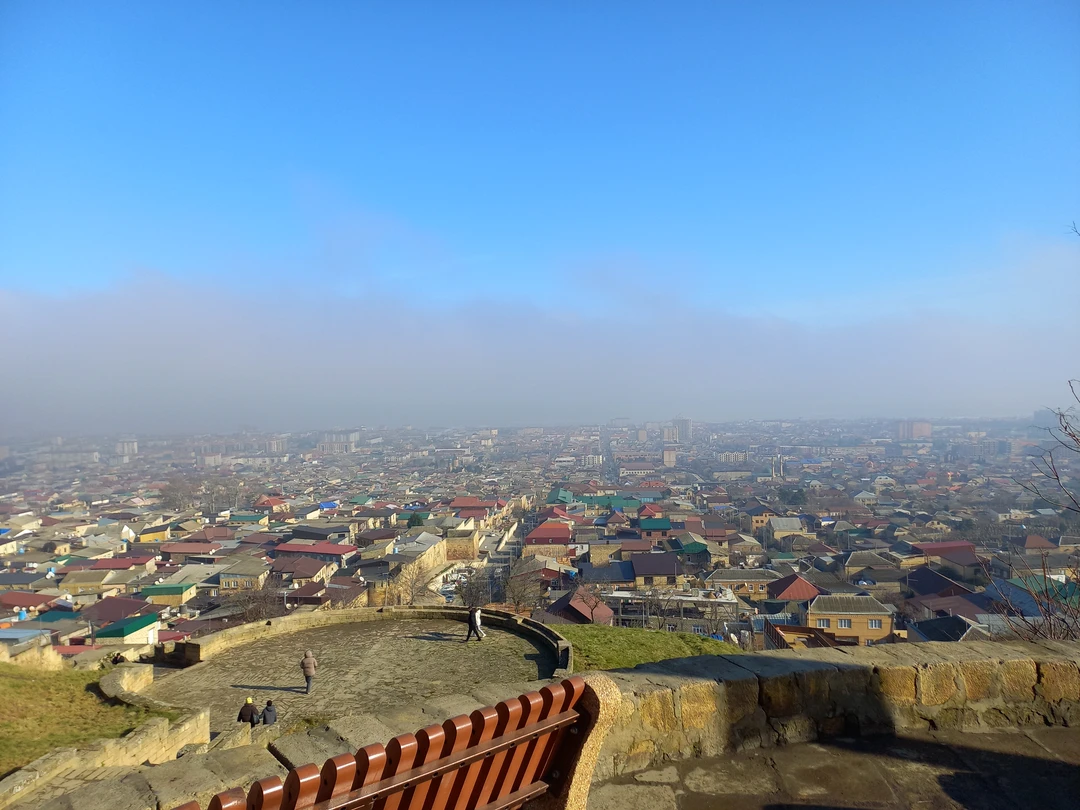 4 января побывали на интересной экскурсии. Оценили толщину и прочность крепостных стен, увидели зинданы, хранилища воды