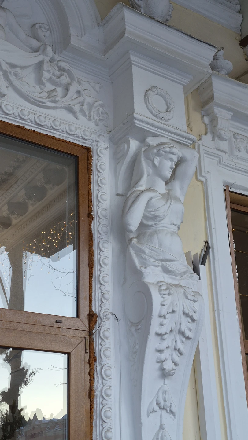 Очаровательный экскурсовод, которая очень любит свой город, прекрасно с любопытством рассказывает о нем