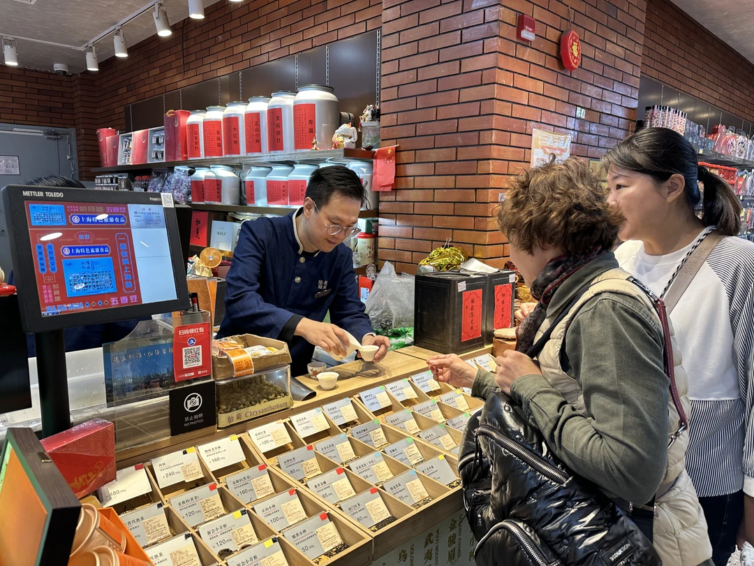 У нас гидом была Женя. Очень хорошо всё нам рассказывала на хорошем русском языке. Мы не