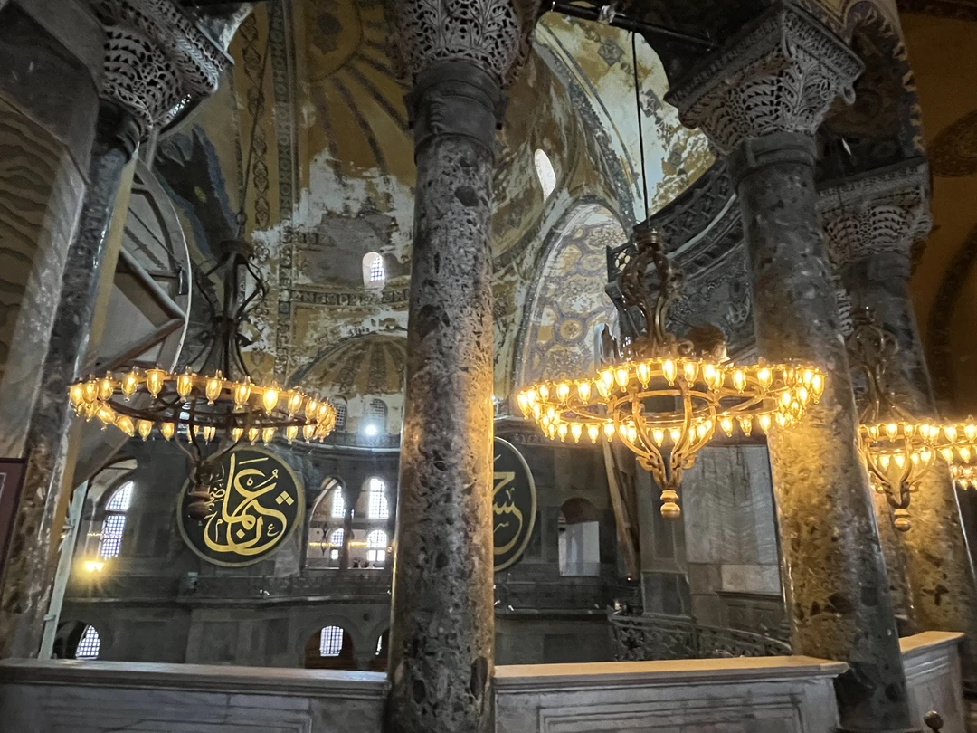 Экскурсию проводил Мухамед. Если можно было поставить 10 баллов, с удовольствием бы поставила. Один из лучших