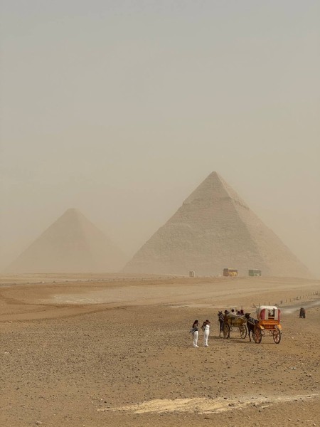 Очень насыщенная программа, нам «повезло» поймать сильный ветер, который перерос практически в песчаную бурю. Песок попадавший