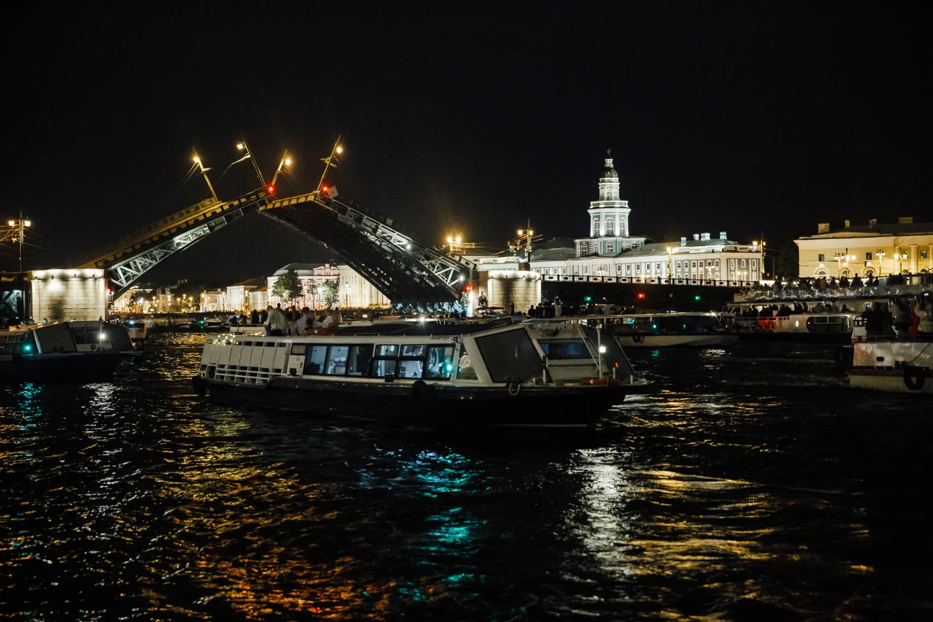 На теплоходе к разводным мостам Петербурга