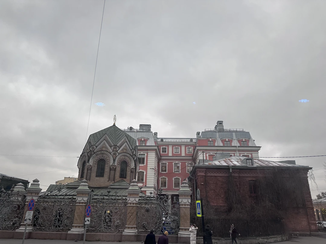 Очень было интересно, всё доходчиво рассказывала девушка, отвечала на все вопросы, беседы были с юмором) уделяла