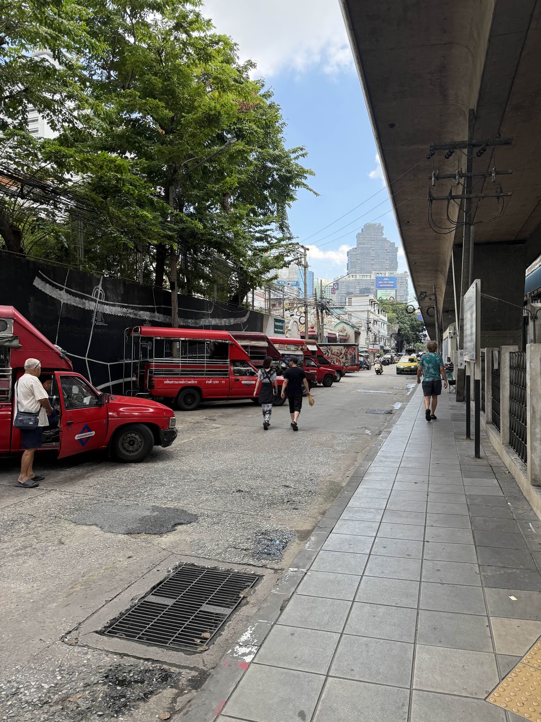 Отличная экскурсия для знакомства с таким многогранным и немного пугающим неопытных путешественников городом, как Бангкок. Как