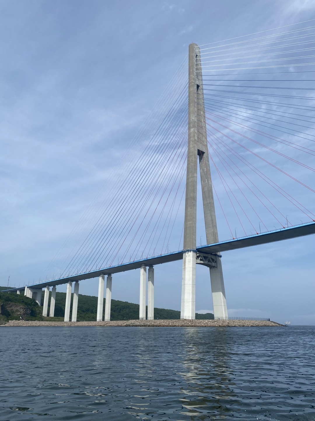 Морская прогулка к маякам, островам и бухтам Владивостока подарила нам массу приятных впечатлений, все члены семьи остались очень довольны