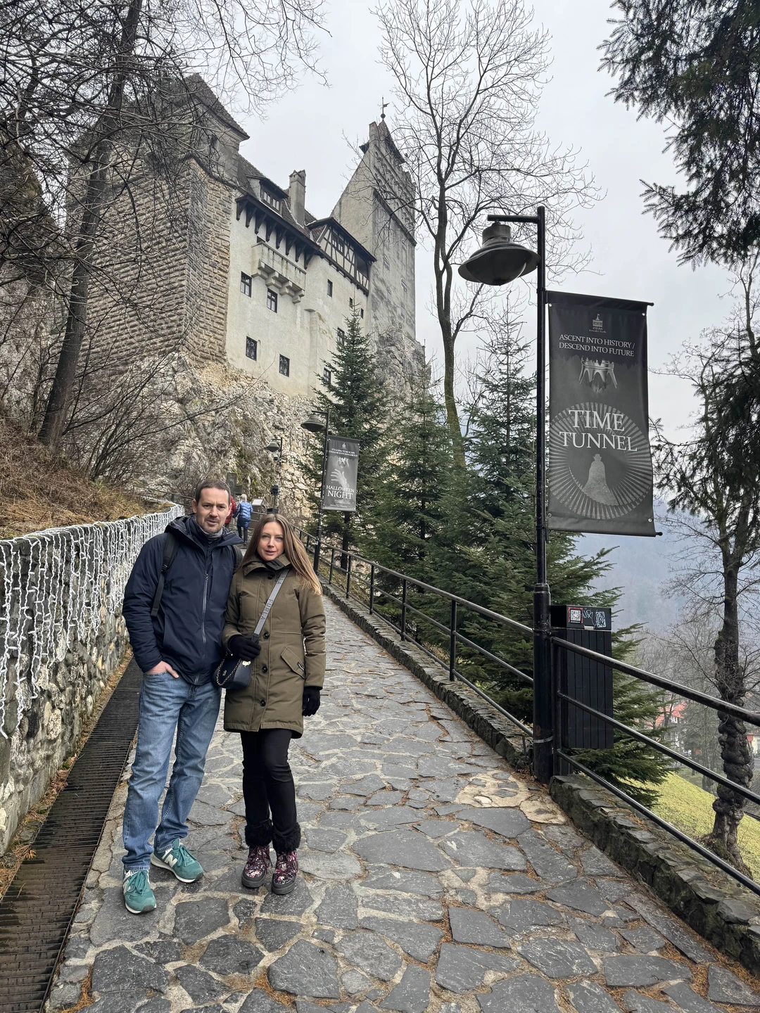 Вчера мы были на экскурсии в Замке Бран. В это место нас привела история о мистическом