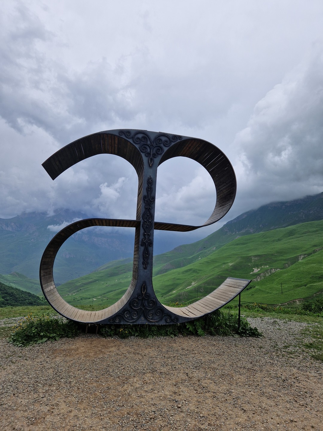 Посетили Северную Осетию с гидом Арсением. Арсений предугадывал все наши желания, делал остановки при необходимости, был