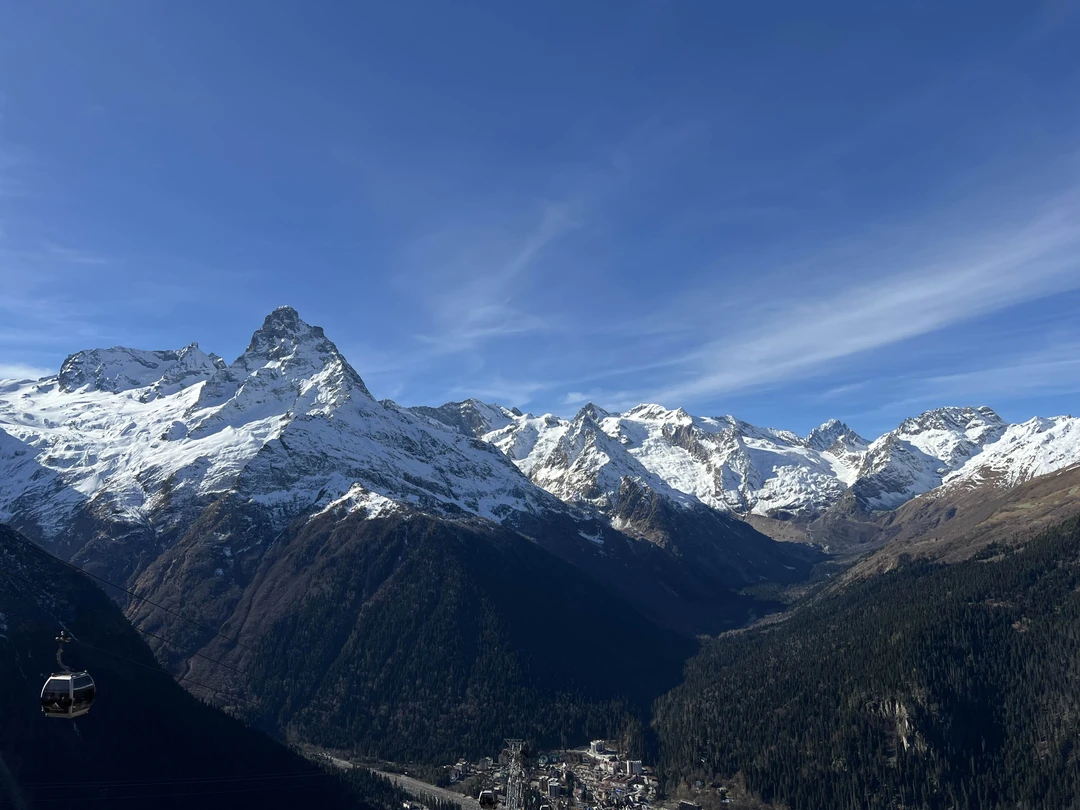 Ездили на Домбай вместе с Александром. Он относится с большой заботой и теплом к своим пассажирам