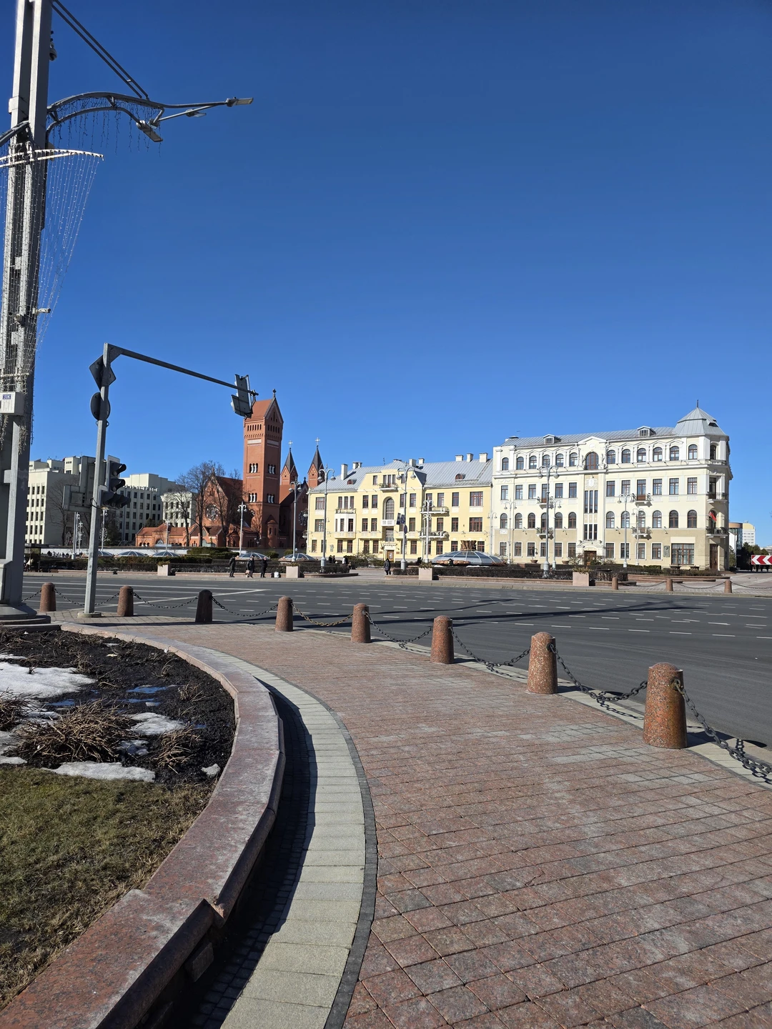 У нас была очень душевная экскурсовод Татьяна, она не перегружала рассказ о городе историей, но при