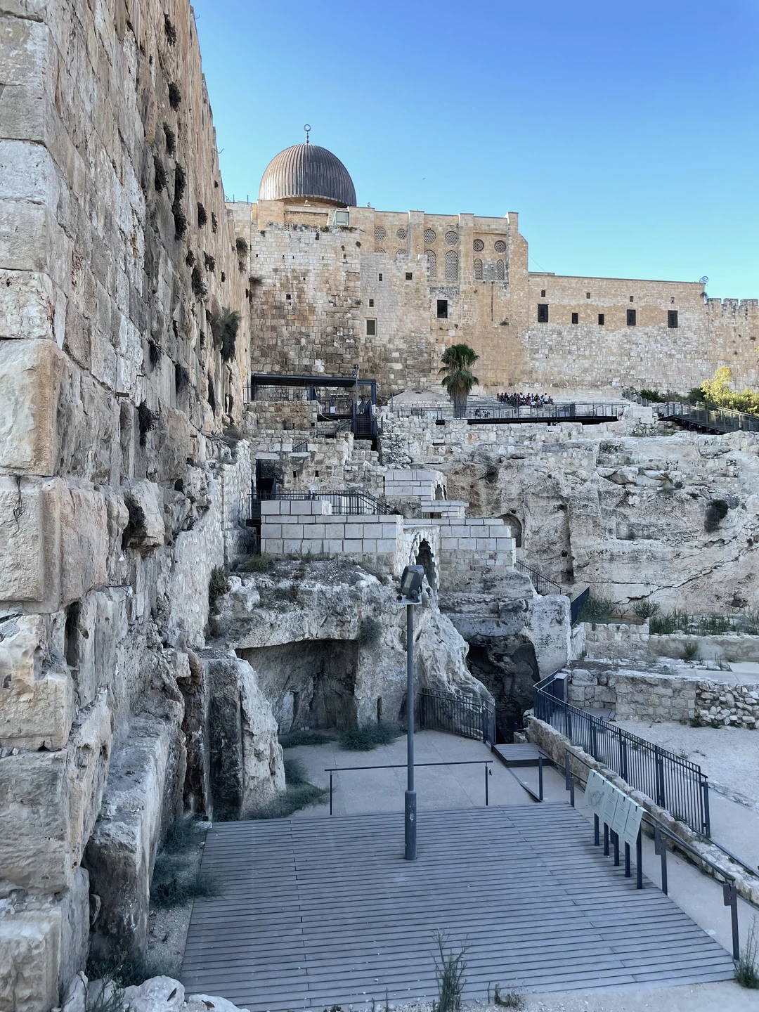 Посетили Израиль семьей с двумя детьми 3 и 8 лет в конце августа 2023.