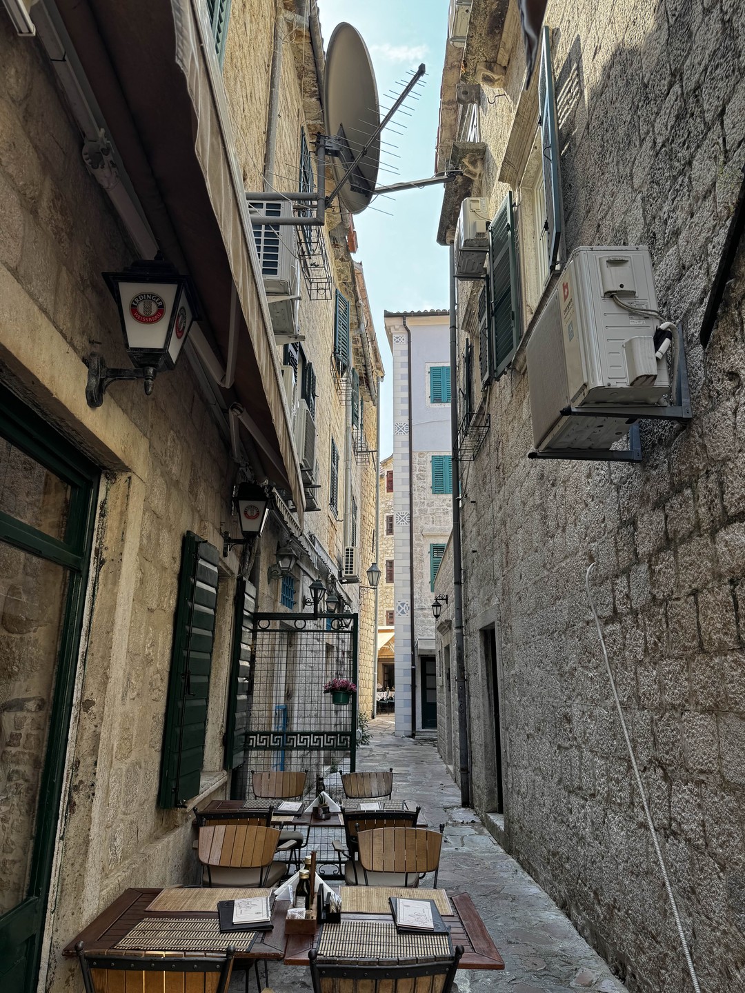 Все прошло отлично! Спокойно, без толп народа. Спасибо Александру, очень приятный собеседник и профессиональный гид. Влюбил нас в Черногорию🙂