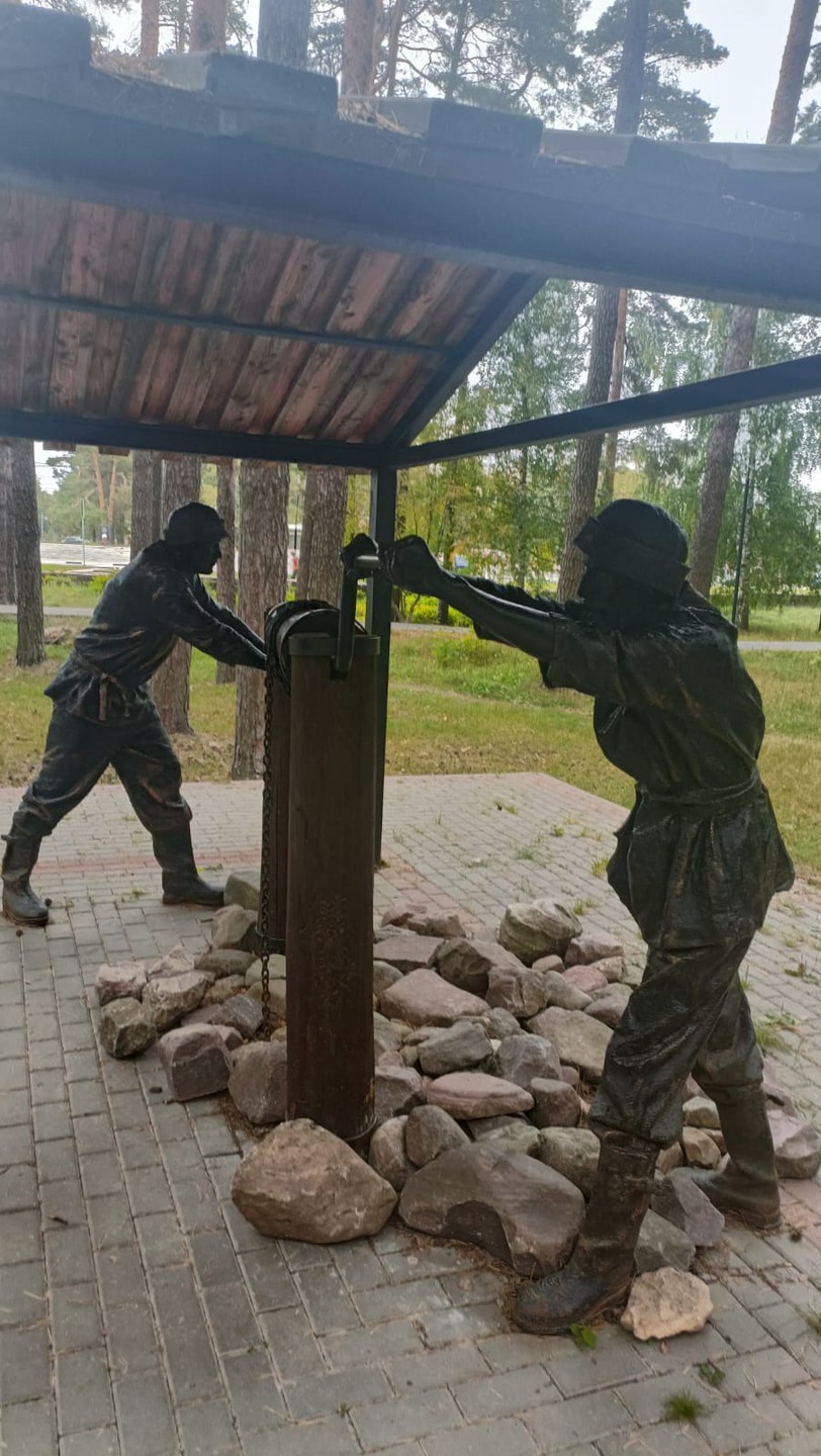 Замечательный город и замечательная экскурсия с замечательным Александром! И по городу проехали, и в красивых парках