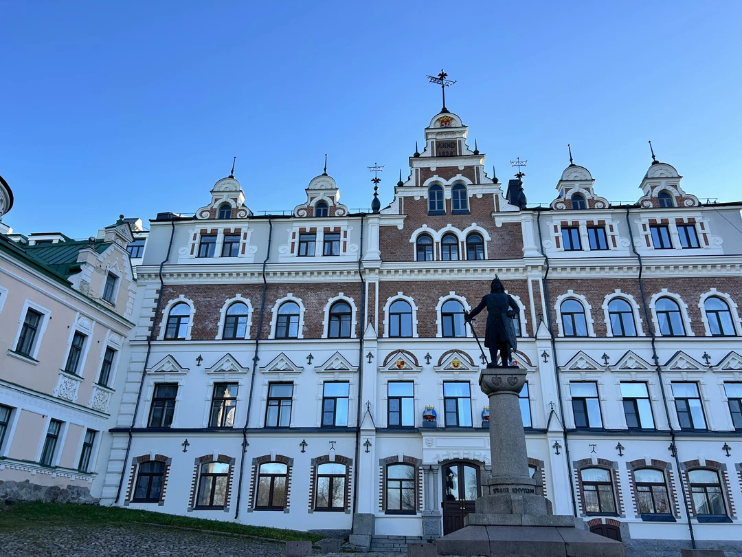 Интересная поездка, сам Выборг оставил хорошее впечатление. Проехались как по городу, так и пешие прогулки были