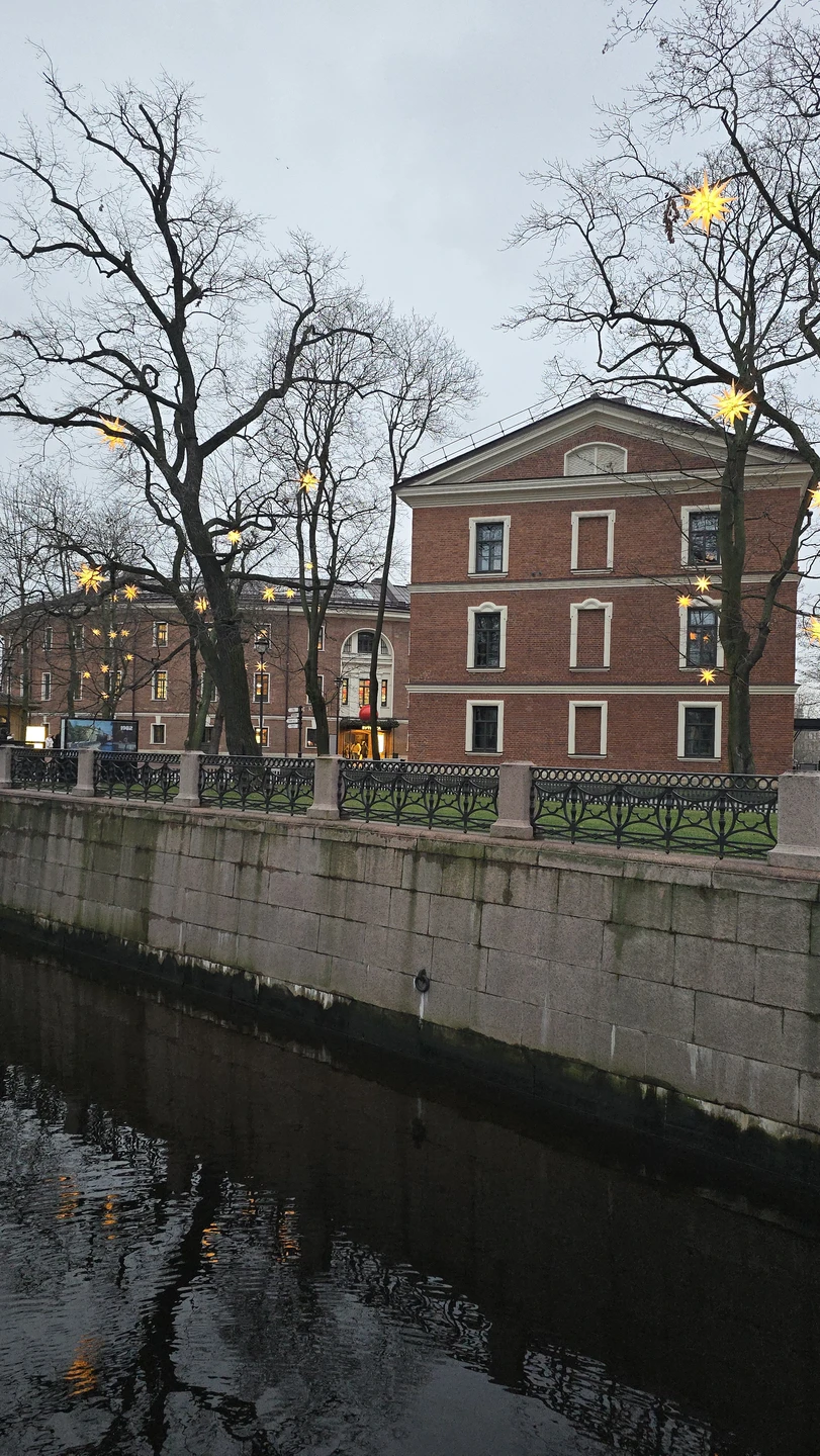 Потрясающая экскурсовод Ольга: очень умная, интересная, веселая. Я петербурженка, но даже я была в некоторых местах