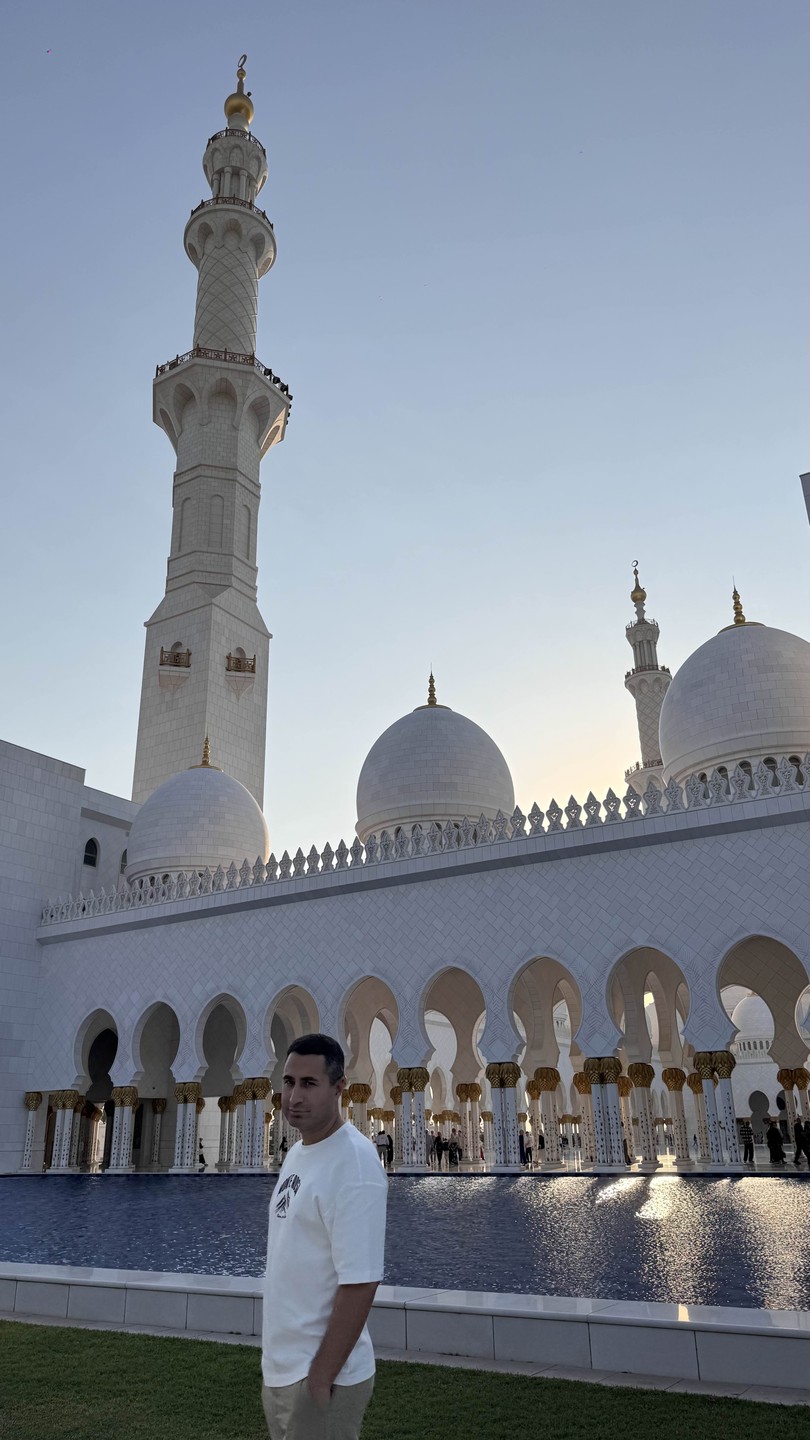 Ездили на экскурсию из Дубая в абу-даби, все понравилось, единственный минус это опоздание, начало должно быть