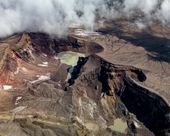 Вулкан Горелый, лавовые поля и горячие источники