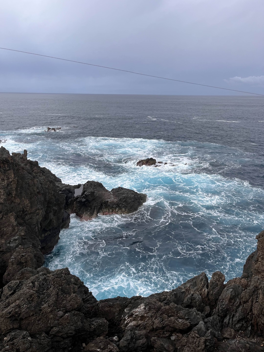 Мы увидели красивейшие пляжи, водопады, красоты Мадейры, старые дороги, купались в лавовых бассейнах, кушали вкусную еду.