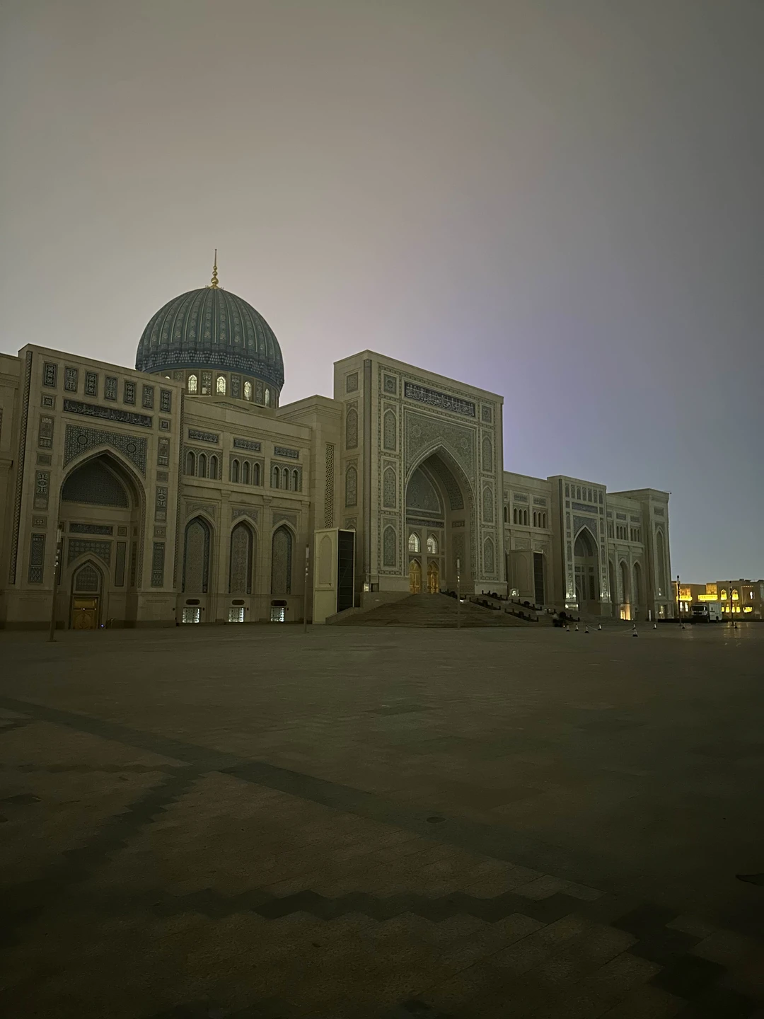 Замечательную обзорную экскурсию по Ташкенту нам с подругами провел Хасан. Приехал вовремя и показал сначала все