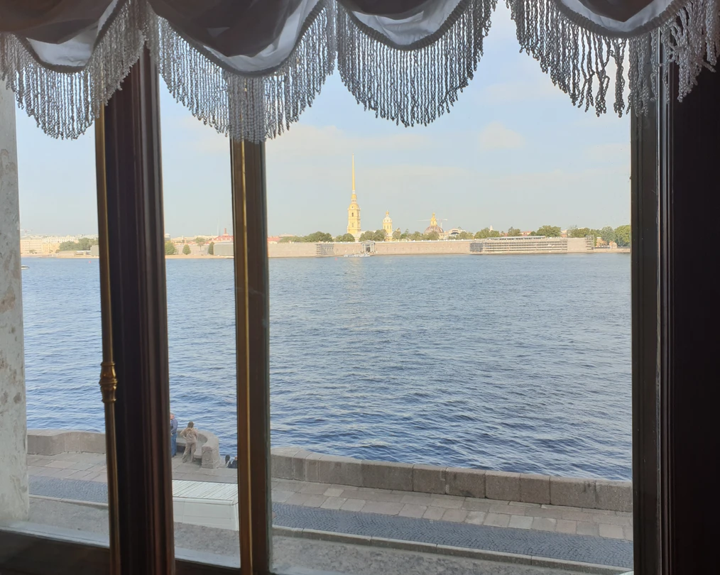 Сразу хочу пояснить за что я поставила на одну звезду меньше. Представители агенства анонсируют показ парадных