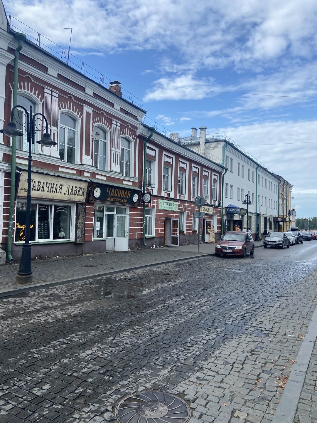 Несмотря на дождь, который периодически усиливался и шел стеной, Валентина провела нам экскурсию, познакомив с городом