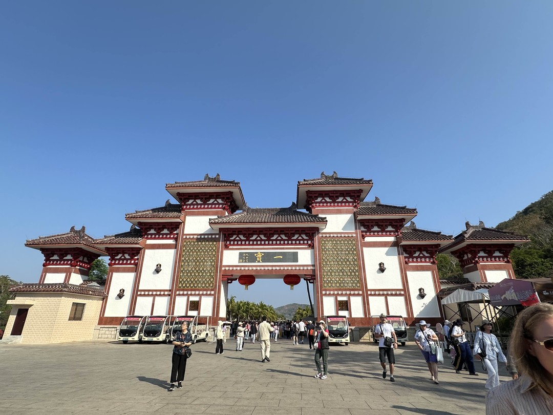 Экскурсия в храмовый комплекс Наньшань в Санье - это незабываемое погружение в буддийскую культуру, поражающее масштабом