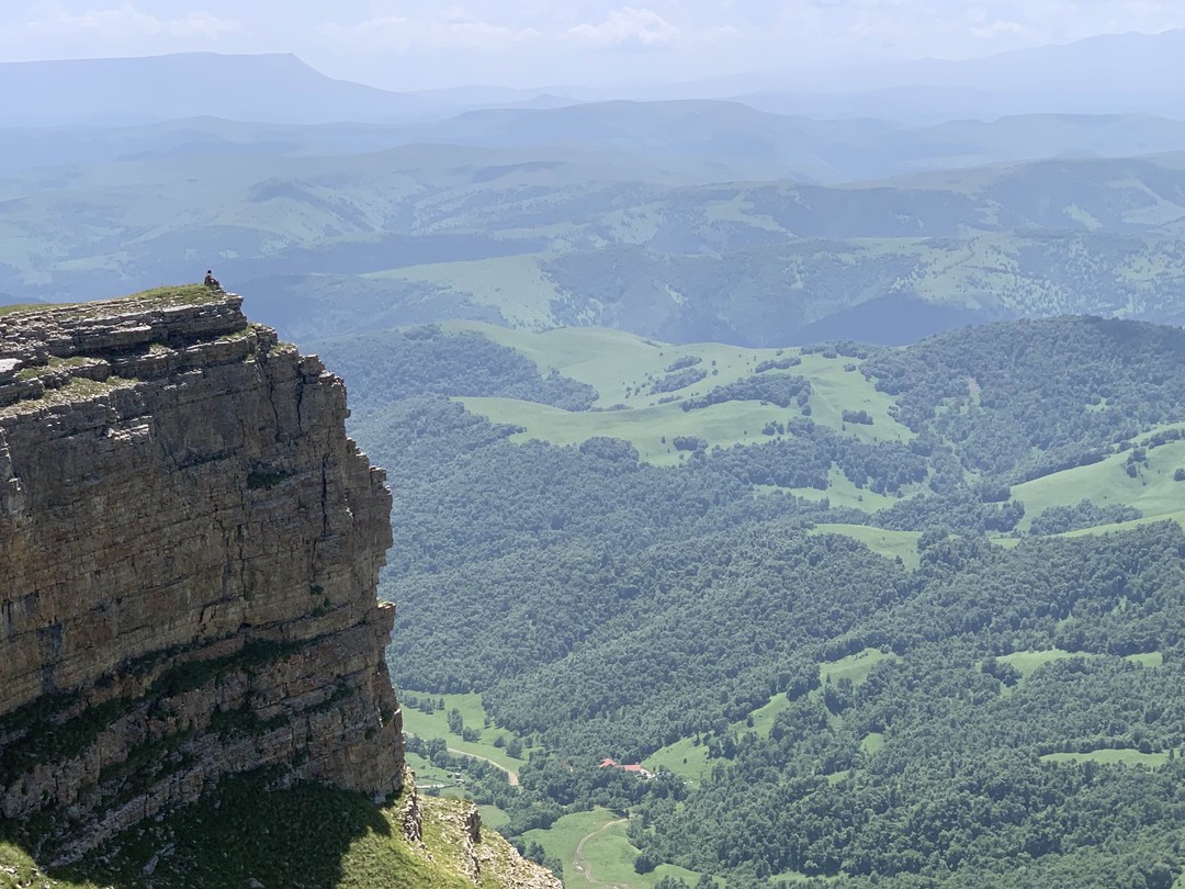 Вы никогда не угадаете увидите вы там Эльбрус или нет. Если кто-то едет туда ради Эльбруса