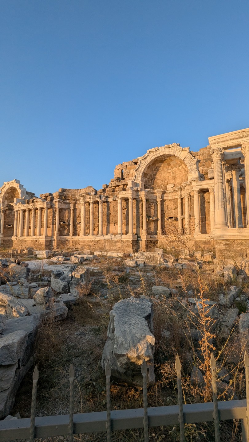 Большое спасибо Нури за интересную экскурсию по древнему Сиде. Благодаря его рассказу, мы не просто смотрели